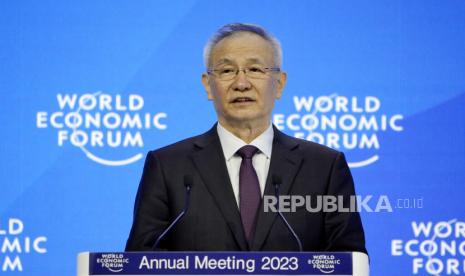  Liu He, Wakil Perdana Menteri Tiongkok menyampaikan pidato di Forum Ekonomi Dunia di Davos, Swiss Selasa, 17 Januari 2023. Pertemuan tahunan Forum Ekonomi Dunia berlangsung di Davos dari 16 Januari hingga 20 Januari, 2023.