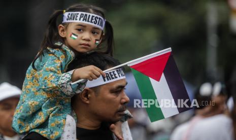 Peserta Aksi membawa bendera saat Aksi Damai Aliansi Rakyat Indonesia Bela Palestina di kawasan Patung Kuda Arjuna Wijaya, Jakarta, Ahad (5/11/2023). Aksi tersebut menuntut agar konflik antara Palestina dan Israel segera dihentikan dan dilakukan penyelidikan internasional atas kejahatan kemanusiaan yang dilakukan oleh Israel untuk diajukan ke Mahkamah Internasional. Mereka juga menentang keras penjajahan Israel atas Palestina dan mengecam keras politik apartheid, genosida dan holokaus serta terorisme yang terus dilakukan Israel. Hal ini adalah demi kemanusiaan perdamaian dan keadilan. Dalam pernyataannya, Aliansi Rakyat Indonesia Bela Palestina, demi kemanusiaan yang adil dan beradab, menyatakan sikap atas Tragedi Kemanusiaan terhadap Gaza, Palestina akibat agresi, kekejaman dan kezaliman Zionis Israel.