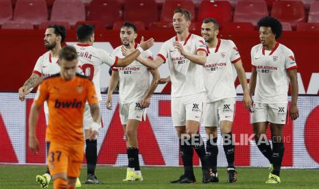  Striker Sevilla Luuk De Jong (3-R) merayakan bersama rekan satu timnya setelah mencetak keunggulan 1-0 selama pertandingan sepak bola babak 16 besar Piala Raja Spanyol antara Sevilla FC dan Valencia CF yang diadakan di stadion Sanchez Pizjuan, di Seville, Spanyol selatan, 27 Januari 2021.