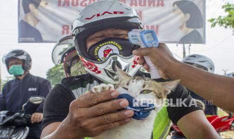 Petugas memeriksa suhu tubuh warga di Perumahan Bintang Alam, Karawang, Jawa Barat, Sabtu (18/4). (ilustrasi)