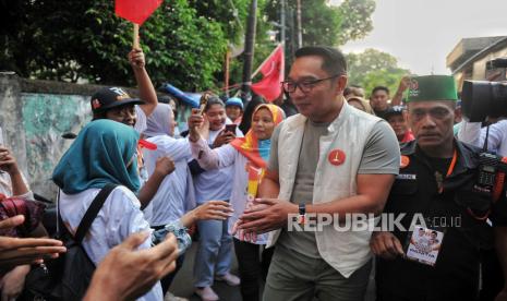 Calon Gubernur DKI Jakarta nomor urut 1 Ridwan Kamil menyapa warga di kawasan Pangadegang, Pancoran, Jakarta Selatan, Selasa (30/10/2024). Dalam kesempatannya, calon Gubernur Ridwan Kamil melakukan blusukan menyapa warga di pemukiman padat penduduk di kawasan Pangadegan sekaligus berdialog dengan warga untuk menyerap aspirasi