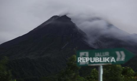 Kubah lava Gunung Merapi terlihat dari Desa Glagaharjo, Cangkringan, Sleman, DI Yogyakarta, Rabu (24/1/2024). Menurut data BPPTKG telah terjadi Awan panas Guguran durasi 186.28 detik pada tanggal 24 Januari 2024 pukul 15:56 WIB dengan jarak luncur maksimal 1.800 meter ke arah barat daya (kali Bebeng).