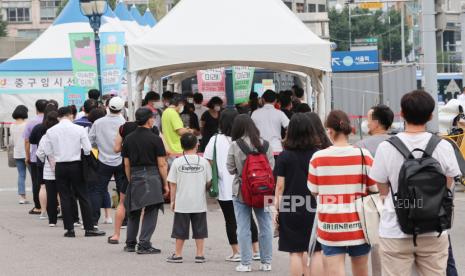 Orang-orang menunggu untuk diuji di stasiun pengujian COVID-19 di Seoul, Korea Selatan