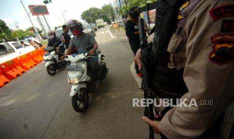 Personel Brimob Polda Jateng berjaga di pintu masuk (check point) Jalan Proklamasi, Tegal, Jawa Tengah, Rabu (29/4/2020). Sejumlah personel Polda Jawa Tengah disiagakan di titik rawan kemacetan dan kejahatan diantaranya jalur Pantura, jalan tol dan pintu masuk PSBB Kota Tegal