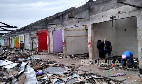 Pekerja membongkar ubin saat perobohan Pasar Godean, Sleman, Yogyakarta, Jumat (3/2/2023). Bangunan induk Pasar Godean sedang dalam proses perobohan menggunakan alat berat. Salah satu pasar tradisional besar di Sleman ini mulai dirobohkan sejak Ahad (29/1/2023) lalu. Lebih dari separuh Pasar Godean sudah rata dengan tanah dan proses perobohan ini ditargetkan selesai pada akhir Februari ini.