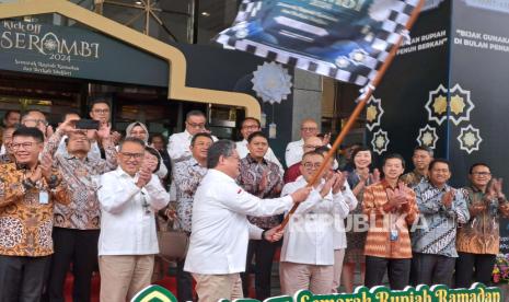 Deputi Gubernur Bank Indonesia Doni P Joewono meresmikan dan Kepala Departemen Pengelolaan Uang Bank Indonesia Marlison Hakim meresmikan kick-off Semarak Rupiah Ramadhan dan Berkah Idul Fitri (Serambi) 2024, Jumat (15/3/2024). 