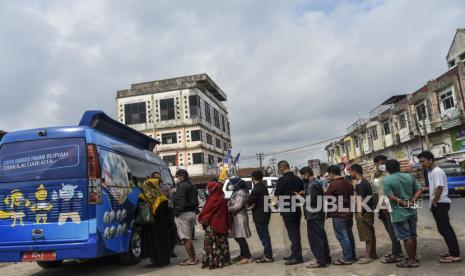 Warga antre saat penukaran uang terbaru pada layanan kas keliling Bank Indonesia Tasikmalaya di Pasar Pancasila, Kota Tasikmalaya, Jawa Barat, Kamis (25/8/2022) lalu. Melalui Serambi 2023, setiap warga dapat menukarkan uang tunai baru maksimal hingga Rp 3,8 juta di layanan penukaran uang Bank Indonesia.