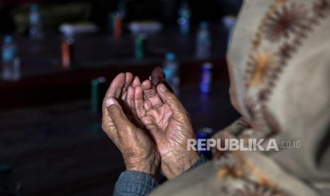 Wanita Afghanistan menunggu buka puasa, yang diselenggarakan oleh sebuah LSM untuk orang-orang yang membutuhkan dengan makanan gratis, pada hari pertama bulan suci Ramadhan, di Kabul, Afghanistan, (23/3/2023). 