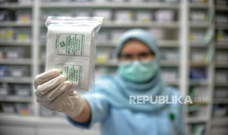 Tenaga teknis farmasi menunjukan obat hasil racikan di RSIA Tambak, Jakarta, Jumat (21/10/2022). Berdasarkan intruksi pemerintah terkait pelarangan sementara penggunaan obat sirup, sejumlah dokter melakukan antisipasi dengan menggunakan resep racik obat untuk mengatasi gejala demam, batuk dan flu. Republika/Thoudy Badai