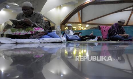 Umat muslim membaca Alquran (tadarus) saat beritikaf pada sepuluh malam terakhir Ramadhan 1443 H di Masjid Pusdai, Kota Bandung, Sabtu (23/4/2022) dini hari. Pada 10 hari menjelang berakhirnya bulan Ramadhan, umat muslim melakukan Itikaf untuk meraih malam kemuliaan (Lailatul Qadar) dengan membaca Alquran, Shalat Tahajud dan berzikir. Foto: Republika/Abdan Syakura