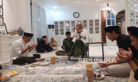 Pengusaha muslim sekaligus Mantan Menteri Perdagangan RI, Muhammad Lutfi sowan kepada Pengasuh Pondok Pesantren Al Falah Ploso Kediri, KH Nurul Huda Djazuli dan putranya, KH Muhammad Abdurrahman Al Kautsar (Gus Kautsar) pada Kamis (12/10/2023). 