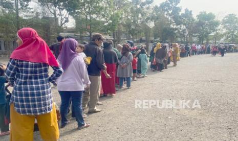 Antrean warga mengular di lokasi penyelenggaraan Operasi Pasar Beras Medium. Foto ilustrasi