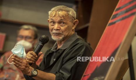 Budayawan dan Pendiri Tempo Media Goenawan Mohamad (kanan) memberikan paparannya bersama Sejarawan dan Peneliti Etnis Tionghoa Didi Kwartanada (kiri) saat peluncuran dan bedah buku foto Memoar Orang-Orang Singkawang di Galeri Salihara, Jakarta, Jumat (4/2/2022). Buku foto tersebut menceritakan tentang sejarah kota dan masyarakat Singkawang. 