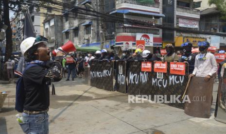  Pengunjuk rasa anti-kudeta berkumpul dengan perisai darurat selama demonstrasi di Yangon, Myanmar, Jumat, 12 Maret 2021. Pasukan keamanan Myanmar menembak mati sedikitnya 10 orang yang memprotes kudeta militer Kamis, menolak seruan Dewan Keamanan PBB untuk berhenti menggunakan kekuatan mematikan dan sebagai pakar PBB yang independen mengutip semakin banyak bukti kejahatan terhadap kemanusiaan.