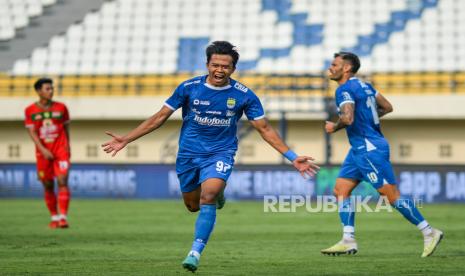 Pemain Persib Bandung Edo Febriansyah (tengah) berseleberasi usai menjebol gawang Persebaya Surabaya pada pertandingan BRI Liga 1 di Stadion Si Jalak Harupat, Kabupaten Bandung, Jumat (18/10/2024). 