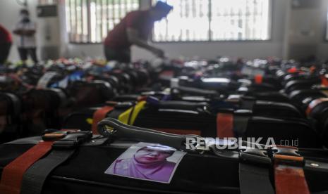 PPIH Temukan Jamaah Haji Bawa Uang Ratusan Juta. Foto: Petugas menata koper calon jamaah haji di Asrama Haji Pondok Gede, Jakarta, Rabu (8/6/2022). Panitia Penyelenggara Ibadah Haji (PPIH) mengimbau agar calon jamaah haji tidak membawa koper melebihi bobot 32 kilogram. Republika/Putra M. Akbar 