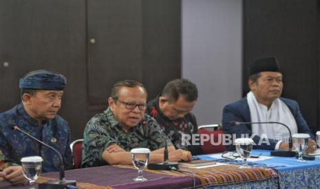 Keuskupan Agung Jakarta Romo Kardinal Ignatius Suharyo (dua kiri) bersama para pemuka dan tokoh agama yang tergabung dalam Forum Peduli Indonesia Damai (FPID).