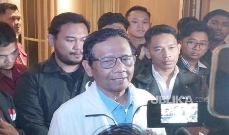 Calon Wakil Presiden nomor urut 3, Mahfud MD saat ditemui usai menggelar pertemuan tertutup dengan sejumlah kelompok relawan pendukung Ganjar-Mahfud di Royal Ambarukmo, Sleman, Selasa (9/1/2024) malam. 