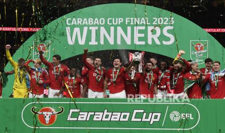 Para pemain Manchester United melakukan selebrasi setelah memenangkan Piala Carabao (Piala Liga Inggris) di Wembley Stadium, London, Inggris, Senin (27/2/2023). 