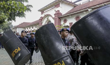  Polisi membawa perisai mereka selama persiapan keamanan untuk sidang pertama penyerbuan stadion Kajuruhan di Surabaya, Jawa Timur, Ahad, 16 Januari 2023. Komisi Yudisial (KY) memantau langsung sidang Tragedi Kanjuruhan di PN Surabaya.