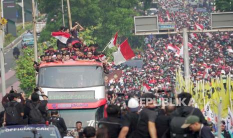 Masyarakat antusias menyambut Timnas U-22 yang diarak Jumat (19/5/2023) di jalan protokol Jakarta. Timnas U-22 berparade bersama atlet cabor lain yang meraih medali emas di Sea Games 2023.