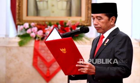 Presiden Jokowi saat melantik menkominfo dan lima wakil menteri lainnya di Istana Negara, Jakarta, Senin (17/7/2023).