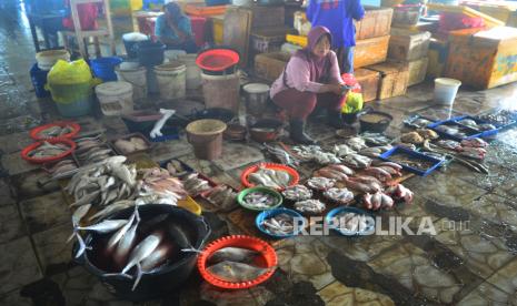 Pedagang menjual ikan di Tempat Pelelangan Ikan (TPI). ilustrasi