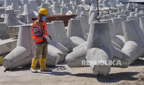 Pekerja PT Waskita Beton Precast Tbk (WSBP) memindahkan tetrapod dengan menggunakan remote gantry di WSBP Plant Karawang, Karawang, Rabu (17/6).  WSBP menerapkan  protokol kesehatan dalam menjalankan kembali proses produksinya