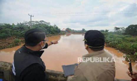 Gubernur Jawa Barat Ridwan Kamil (kiri) meninjau lokasi banjir di Cikampek, Kabupaten Karawang, Selasa (9/2). Solusi banjir terus dikerjakan oleh pemerintah meski belum sepenuhnya rampung. Selain Bendungan Sadawarna di Subang yang juga akan berdampak bagi Karawang, pengerjaan pembesaran saluran di bawah air sungai juga terus dikebut.