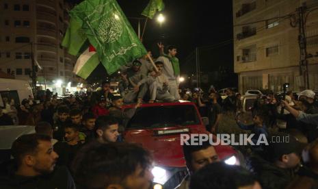 Warga Palestina yang menjadi sandera Israel merayakan kebebasannya bersama warga yang menunggu mereka, setelah meninggalkan penjara militer Isareli Ofer, di kota Beitonia dekat Ramallah, Tepi Barat, Jumat (24/11/2023). Israel dan Hamas sepakat untuk melakukan pembebasan sandera sebagai bagian dari perjanjian gencatan senjata selama empat hari. Sebanyak 50 sandera Israel dibebaskan oleh Hamas dan 150 wanita Palestina serta anak-anak yang ditahan di penjara Israel dibebaskan oleh Israel. 