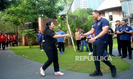 Ketua DPP PDIP Puan Maharani berjabat tangan dengan Ketua Umum Partai Demokrat Agus Harimurti Yudhoyono saat bertemu di Kawasan Kompleks Gelora Bung Karno (GBK), Senayan, Jakarta, Ahad (18/6/2023). Pertemuan tersebut tidak hanya membicarakan agenda politik praktis dan pemilu 2024 namun juga mendiskusikan isu-isu kebangsaan. Dalam kesempatan itu juga turut hadir juga pengurus DPP kedua partai.