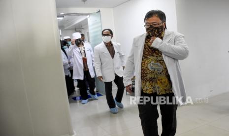 Menteri Riset dan Teknologi Bambang Brodjonegoro mengenakan jas laboratorium saat kunjungan kerja di Gedung Bio Farma, Jalan Pasteur, Kota Bandung. Ilustrasi