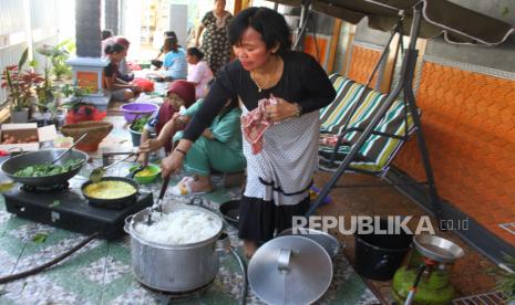 Warga memasak di dapur umum yang didirikan secara swadaya di kawasan terdampak Gempa Malang di Majangtengah, Malang, Jawa Timur, Senin (12/4/2021).  Warga yang tidak terdampak gempa bumi berinisiatif mendirikan dapur umum secara swadaya untuk membantu memenuhi kebutuhan para pengungsi dan relawan Gempa Malang karena belum optimalnya posko logistik. 