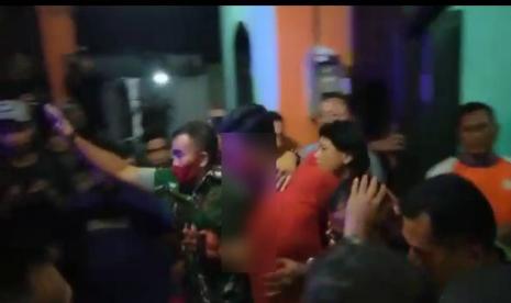 Tangkap Tiga Polisi Gadungan di Mojokerto, Warga Hajar Pelaku sampai Bonyok