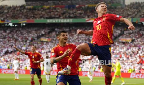 Pemain Spanyol Dani Olmo melakukan selebrasi seusai mencetak gol pada pertandingan perempat final antara Jerman dan Spanyol pada turnamen sepak bola Euro 2024 di Stuttgart, Jerman, Sabtu (6/7/2024) WIB. Spanyol mengalahkan Jerman dengan skor 2-1. Gol Spanyol dicetak Dani Olmo di menit ke-51 dan Mikel Marino di menit ke-116. Satu gol Jerman dicetak Florian Writz di menit ke-88. Dengan hasil ini Spanyol melaju ke babak semifinal Euro 2024.