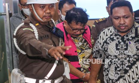 Mantan pejabat MA, Zarof Ricar (tengah) berjalan menuju mobil tahanan usai diperiksa di Kejaksaan Agung, Jakarta, Jumat (25/10/2024). Kejaksaan Agung menetapkan mantan pejabat Mahkamah Agung Zarof Ricar sebagai tersangka dengan barang bukti sebesar Rp 920.912.303.714 serta 51 kilogram emas terkait gratifikasi kasus dugaan suap vonis bebas Gregorius Ronald Tannur dan pengurusan perkara di MA dari 2012 hingga 2022. 