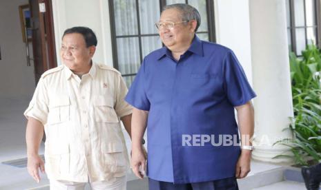 Ketua Umum Partai Gerindra sekaligus Menteri Pertahanan Prabowo Subianto menemui Presiden Indonesia ke-6 yang juga Ketua Majelis Tinggi Partai Demokrat, Susilo Bambang Yudhoyono (SBY) di Galeri SBY-ANI, Pacitan, Jawa Timur, Sabtu (20/5/2023). 