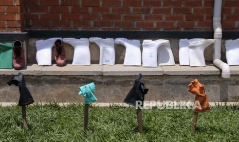 Peralatan pelindung diletakkan di luar hingga kering setelah didesinfeksi, di luar bagian isolasi Rumah Sakit Rujukan Regional Entebbe di Entebbe, Uganda Kamis, 20 Oktober 2022. Wabah Ebola di Uganda