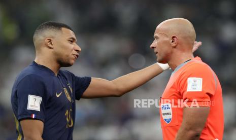 Kylian Mbappe berdebat dengan wasit Szymon Marciniak. Ini tips agar menang berdebat.