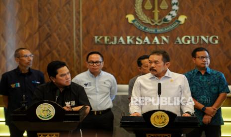 Jaksa Agung Sanitar Burhanuddin (kanan) bersama Menteri BUMN Erick Thohir (kiri) menyampaikan keterangan dalam konferensi pers di Gedung Kejaksaan Agung RI, Jakart, Selasa (3/10/2023). 