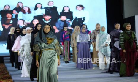 Penampilan rancangan busana muslim dari 15 mahasiswa asal New Zealand yang telah belajar modest fashion moslem di Islamic Fashion Institute (IFI) saat fashion show bertajuk Parisj van Java acara Graduations Batch XI, di Hotel Savoy Homann, Kota Bandung, Selasa (27/9). Sejak IFI berdiri pada tahun 2015 telah meluluskan 300 lebih lulusan yang sekarang bergerak di bidang bisnis fashion moslem.