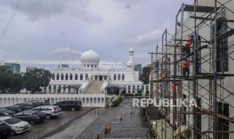 Pekerja saat akan mengecat bangunan Universitas Al-Azhar, Kebayoran Baru, Jakarta, Senin (8/3). Perawatan bangunan di lingkungan Masjid dan Universitas Al-Azhar itu dilakukan dalam rangka menyambut bulan suci Ramadhan. Republika/Putra M. Akbar