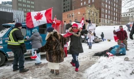 Pengemudi truk dan lainnya memprotes pembatasan pandemi COVID-19 di Ottawa, Ontario, pada Sabtu, 12 Februari 2022. Pemerintah Kanada kini telah mencabut peraturan pembatasan Covid-19 termasuk wajib masker. Ilustrasi.