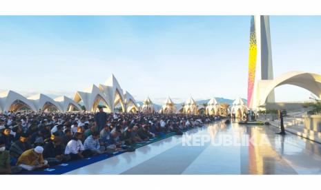 Gubernur Jawa Barat (Jabar) Ridwan Kamil bersama keluarganya, melaksanakan shalat idul adha sekaligus kurban, pertama kali di di Masjid Raya Al-Jabbar, Kamis 29 Juni 2023. 