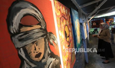 Kemen-PPPA Lindungi Wanita dari Kekerasan di Tempat Kerja. Perempuan rentan menjadi korban kekerasan di mana pun, termasuk di tempat kerja. Foto: Pengunjung mengamati karya lukis pada pameran seni rupa di kantor yayasan Lembaga Bantuan Hukum (LBH) Banda Aceh, Aceh.