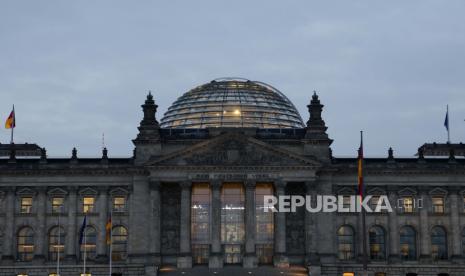 Anggota Parlemen Jerman tawarkan kebijakan baru hadapi Covid-19. Gedung parlemen Jerman, Reichstag, diterangi lampu di Berlin, Selasa, 26 Oktober 2021 