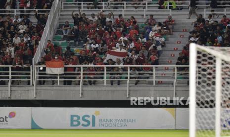 Penonton pertandingan Indonesia melawan Palestina dalam laga FIFA Matchday di Stadion Gelora Bung Tomo, Surabaya, Rabu (14/6/2023). PT Bank Syariah Indonesia Tbk (BSI) mendukung penuh pertandingan FIFA Matchday timnas Indonesia melawan Palestina yang dihadiri 40 ribu penonton di Gelora Bung Tomo, Surabaya sebagai bentuk dukungan sportivitas dan solidaritas.