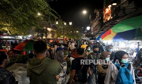 Sejumlah wisatawan berkunjung ke kawasan Malioboro di Yogyakarta, Jumat (30/10/2020). Yogyakarta bersiap hadapi potensi lonjakan kasus dari liburan akhir tahun 2020.