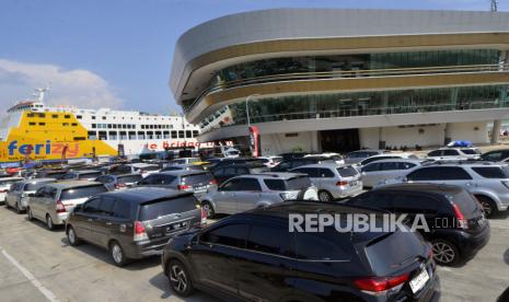 Kendaraan pemudik roda empat antre untuk menaiki kapal di Dermaga Eksekutif Pelabuhan Bakauheni, Lampung Selatan, Lampung, Kamis (27/4/2023). 