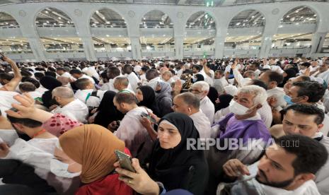  Muslim berdoa di sekitar Kabah di Masjidil Haram, situs paling suci umat Islam selama ziarah haji di Mekah, Arab Saudi, 07 Juli 2022. Sejuta peziarah Muslim pada 07 Juli memulai ritual pertama ziarah haji tahunan di Masjidil Haram sebelum menuju ke kota Mina untuk upacara utama di Gunung Arafat. Arab Saudi mengizinkan 850.000 jemaah haji dari luar negeri untuk pertama kalinya dalam dua tahun sejak melarang peziarah luar negeri pada 2020 sebagai bagian dari upaya untuk mengekang penyebaran virus corona. Imbauan Kemenkes Arab Saudi Saat Jamaah Haji Hadapi Kasus Darurat